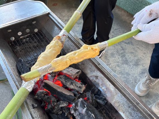 手作り炭焼きバームクーヘン体験 久米島産のサトウキビを使って0から作ろう！屋根付きで雨の日のもオススメ♪＜久米島＞