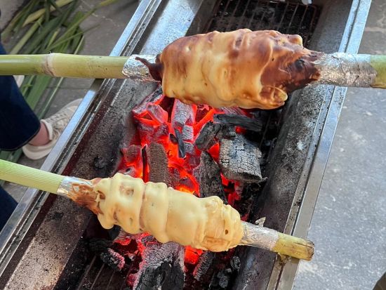 手作り炭焼きバームクーヘン体験 久米島産のサトウキビを使って0から作ろう！屋根付きで雨の日のもオススメ♪＜久米島＞