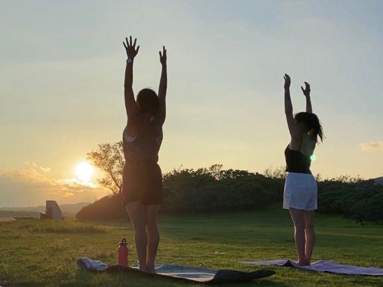 ビーチヨガ体験 透明度抜群の美しい海を目の前に心身を整えよう 贅沢なリラックス体験を＜約45分～90分／送迎可／久米島＞
