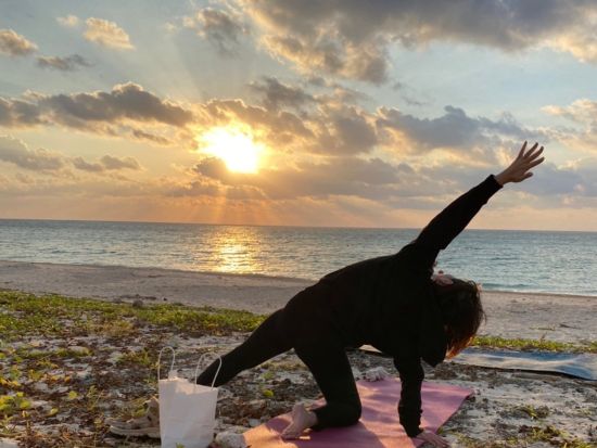 ビーチヨガ体験 透明度抜群の美しい海を目の前に心身を整えよう 贅沢なリラックス体験を＜約45分～90分／送迎可／久米島＞