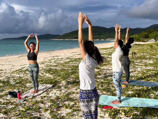 ビーチヨガ体験 透明度抜群の美しい海を目の前に心身を整えよう 贅沢なリラックス体験を＜約45分～90分／送迎可／久米島＞