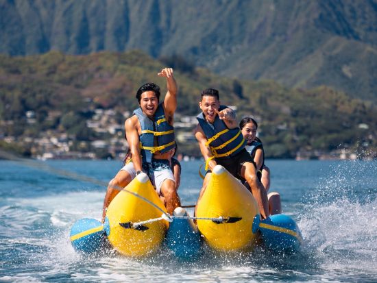 サンドバー シュノーケリングクルーズ　バナナボートなど選べるプラン　海に浮かぶラウンジ&船上ライブミュージック　アルコール購入可 ＜午前・午後／日本語クルー＞