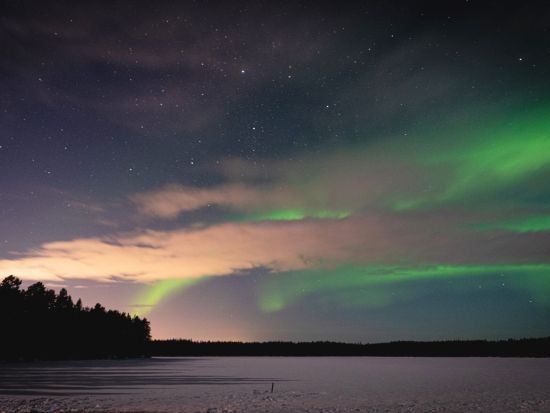 湖畔のオールドコテージ訪問＋オーロラ鑑賞ツアー＜8月～4月／BBQ軽食付／英語／送迎あり／ロヴァニエミ発＞