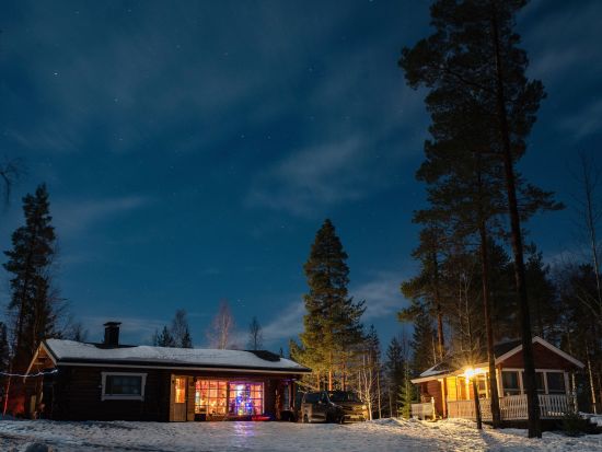 湖畔のオールドコテージ訪問＋オーロラ鑑賞ツアー＜8月～4月／BBQ軽食付／英語／送迎あり／ロヴァニエミ発＞