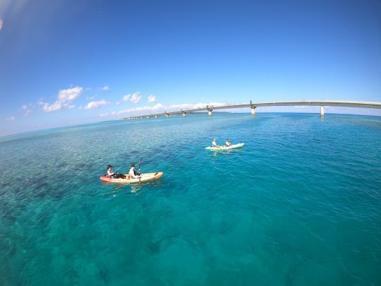 ユニの浜上陸ツアー カヤックで幻の島へ行こう！絵をビーチに描くサンドアート×ドローンまたはGoPro撮影で一生の思い出を＜約2時間／宮古島＞