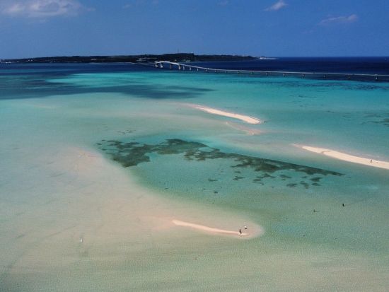 ユニの浜上陸ツアー カヤックで幻の島へ行こう！絵をビーチに描くサンドアート×ドローンまたはGoPro撮影で一生の思い出を＜約2時間／宮古島＞