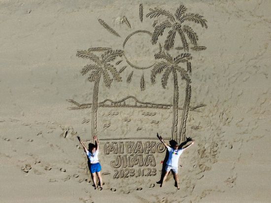ユニの浜上陸ツアー カヤックで幻の島へ行こう！絵をビーチに描くサンドアート×ドローンまたはGoPro撮影で一生の思い出を＜約2時間／宮古島＞