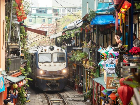 Vietnam_Hanoi_trainstreet_pixta_101127613_M