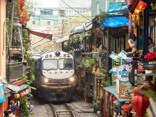 ハノイ発着フォトジェニックツアー　トレインストリート＋クアン・フー・カウ線香村＜英語ガイド＞