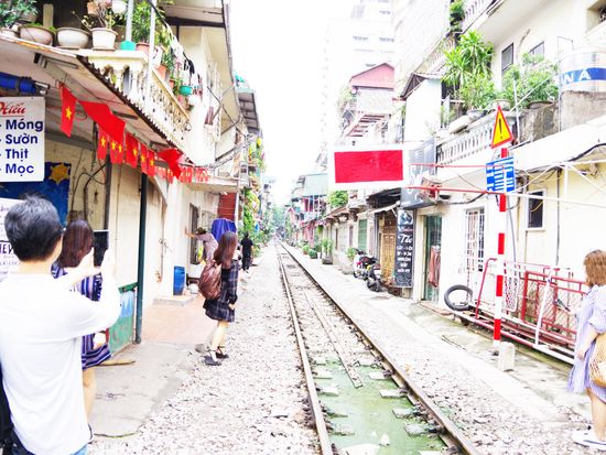 Vietnam_Hanoi_trainstreet_pixta_81294169_M