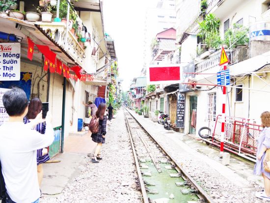 ハノイ発着フォトジェニックツアー　トレインストリート＋クアン・フー・カウ線香村＜英語ガイド＞