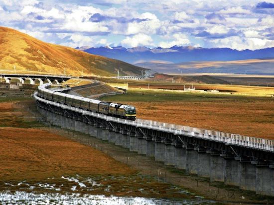 世界最高峰エベレストを望む　チベット7泊8日ツアー ＜貸切／チベットパーミット代行／青蔵鉄道利用／食事付き／日本語ガイド／上海発＞