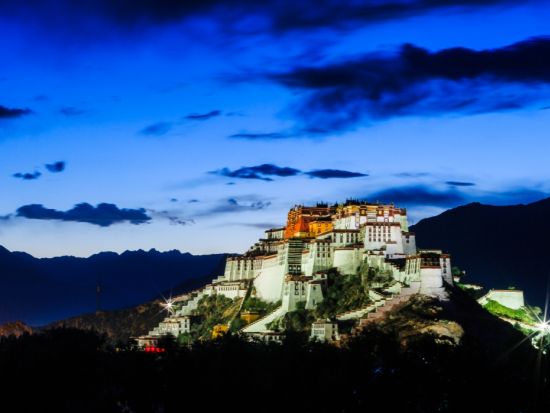 世界最高峰エベレストを望む　チベット7泊8日ツアー ＜貸切／チベットパーミット代行／青蔵鉄道利用／食事付き／日本語ガイド／上海発＞