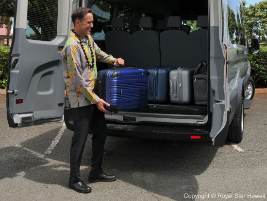 ダニエル・K・イノウエ国際空港（旧ホノルル国際空港）⇔ ワイキキ地区ホテル間　バン貸切送迎サービス　「スマートシルバー（14人乗り）」