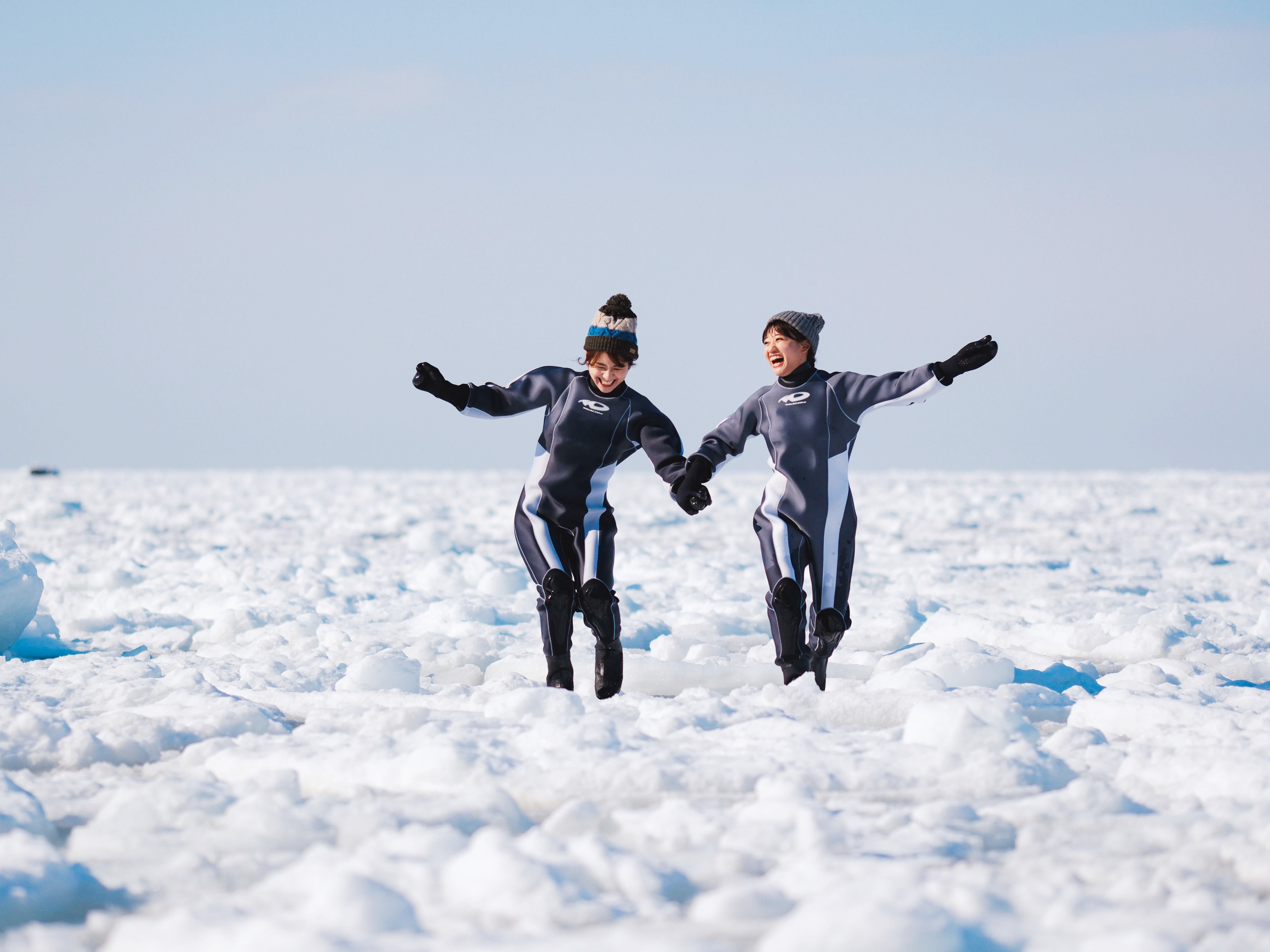 知床流氷ウォーク ドライスーツで流氷にドボン！世界遺産知床半