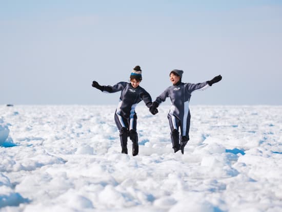 知床流氷ウォーク　ドライスーツで流氷にドボン！世界遺産知床半島に冬限定で訪れる流氷の上を散策＜午前・夕方／2～3月／斜里町ウトロ地区送迎可＞by ピッキオ