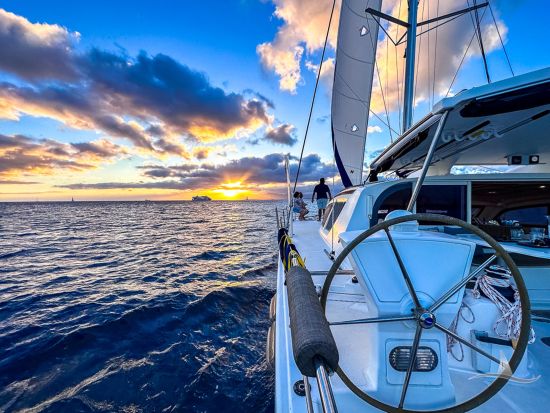 貸切サンセットセーリング　パウ・ハナ号　プライベートヨットでワイキキの夕日を独り占め！ドリンク＆スナック持ち込みOK！＜1～12名／ワイキキ発＞