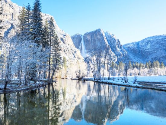 【ヨセミテバレーロッジ宿泊】世界遺産ヨセミテ国立公園1泊2日ツアー　ヨセミテ滝徒歩圏内でアクセス抜群　渓谷の朝焼け・星空を堪能！2日目は自由散策＜日本語ガイド＞