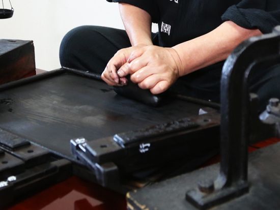 にぎり墨体験 室町時代から続く伝統工芸に触れる旅 自分だけの墨を作ろう！＜1名～参加可／40分／奈良市＞