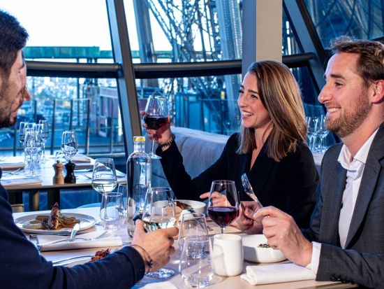 ロンドン発 パリ日帰りツアー　エッフェル塔ランチ＆第１展望台チケット＋セーヌ川クルーズ＋乗り降り自由バスチケット＜ユーロスター利用＞