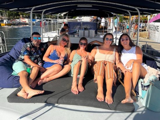 サンセットセーリング　ホクラニ号　お好きなドリンク＆スナック持ち込みOK！カップルやグループに最適なボート貸切プランあり＜ワイキキ発＞