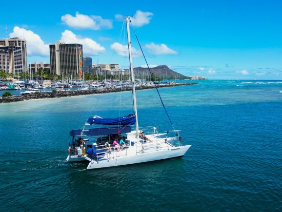 サンセットセーリング　ホクラニ号　お好きなドリンク＆スナック持ち込みOK！カップルやグループに最適なボート貸切プランあり＜ワイキキ発＞