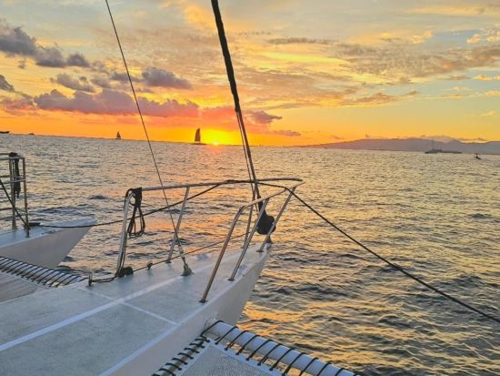 サンセットセーリング　ホクラニ号　お好きなドリンク＆スナック持ち込みOK！カップルやグループに最適なボート貸切プランあり＜ワイキキ発＞