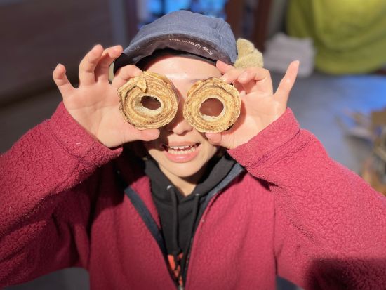 定山渓温泉バウムクーヘン作り体験　焚き火をしながら、年輪を重ねるように、くるくるしながらバウムクーヘンを作ろう＜通年／1時間／定山渓温泉発着＞