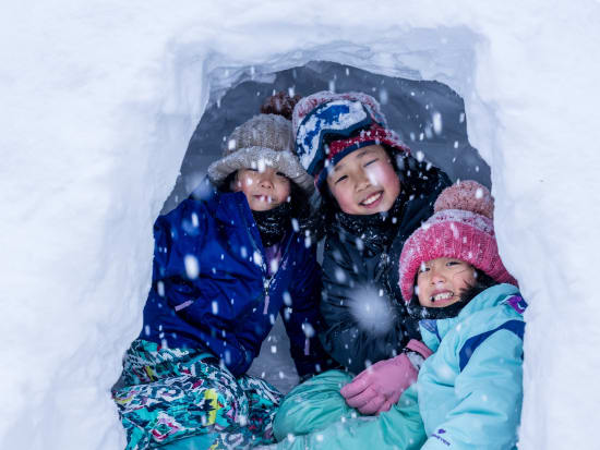 【英語ガイド】ニセコでイグルー（かまくら）作り体験 最高の雪質で大人も子供も雪遊び　スタッフがコツを伝授！＜4歳～参加OK／送迎あり／ニセコオーチャード集合＞