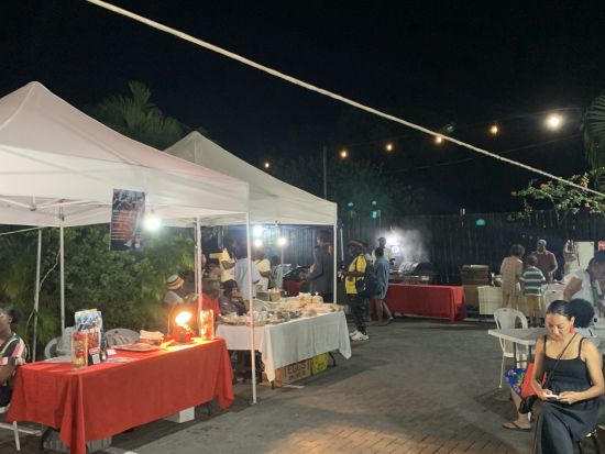 ナイトマーケット散策ツアー　地元の文化・料理・芸術に触れローカルな雰囲気を満喫！＜往復送迎／日本語ガイド／キングストン発＞