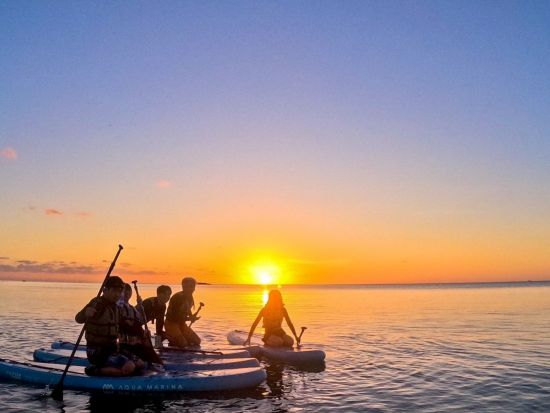 大人気【サンセットSUPツアー】海の上から眺める夕日は格別！SNS映え間違いなし！｜写真無料｜初心者歓迎｜当日予約OK《女性ガイド多数》