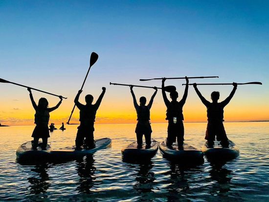 大人気【サンセットSUPツアー】海の上から眺める夕日は格別！SNS映え間違いなし！｜写真無料｜初心者歓迎｜当日予約OK《女性ガイド多数》