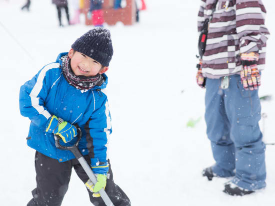 【英語ガイド】ニセコでイグルー（かまくら）作り体験 最高の雪質で大人も子供も雪遊び　スタッフがコツを伝授！＜4歳～参加OK／送迎あり／ニセコオーチャード集合＞