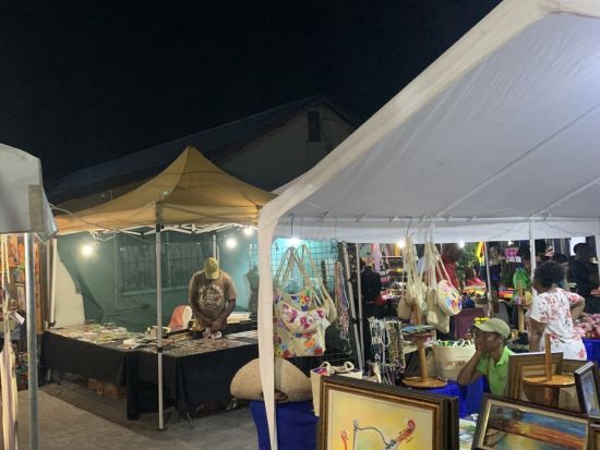 ナイトマーケット散策ツアー　地元の文化・料理・芸術に触れローカルな雰囲気を満喫！＜往復送迎／日本語ガイド／キングストン発＞