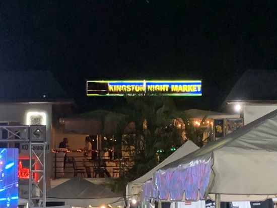 ナイトマーケット散策ツアー　地元の文化・料理・芸術に触れローカルな雰囲気を満喫！＜往復送迎／日本語ガイド／キングストン発＞