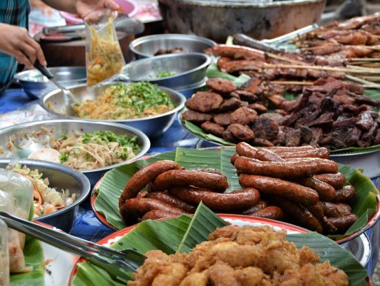 ローカルガイドがご案内！世界遺産ルアンパバーン 地元の味覚を楽しむナイトマーケット散策＆ラオス焼肉シンダート体験ツアー ＜夕食付き／英語ガイド＞