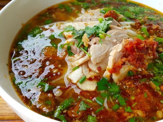 ローカルガイドがご案内！世界遺産ルアンパバーン 地元の味覚を楽しむナイトマーケット散策＆ラオス焼肉シンダート体験ツアー ＜夕食付き／英語ガイド＞