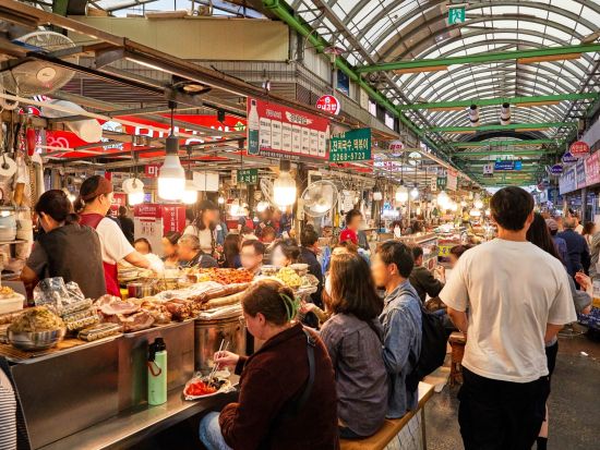 韓国フォトジェニックツアー　ロンドンベーグルの昼食＆益善洞カフェ＆北村韓屋村観光＆広蔵市場&韓服体験 ＜日本語ガイド＞