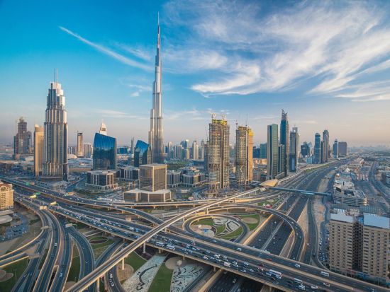 【空港送迎】ドバイ国際空港 ⇒ ドバイ市内　ハイクラス車プランあり ＜貸切／英語アシスタント＞