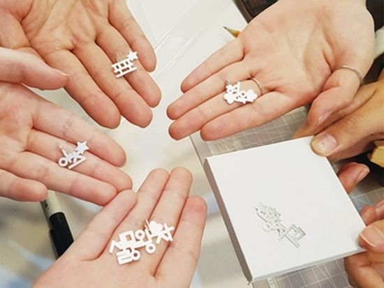 7313f15b-940-lettering-jewelry-lab2