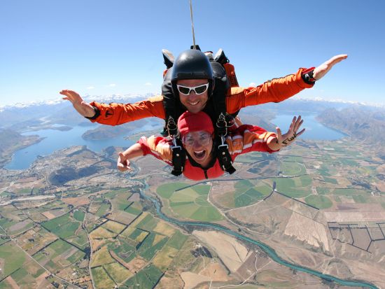 絶景スカイダイビング☆ニュージーランドの大自然を上空から観察！最大時速200kmで爽快感抜群＜英語ガイド／ワナカ発＞