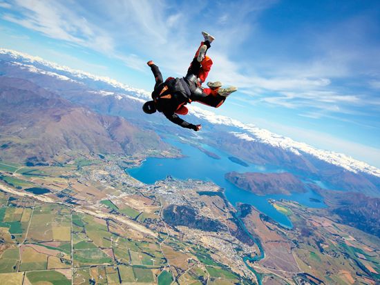 絶景スカイダイビング☆ニュージーランドの大自然を上空から観察！最大時速200kmで爽快感抜群＜英語ガイド／ワナカ発＞