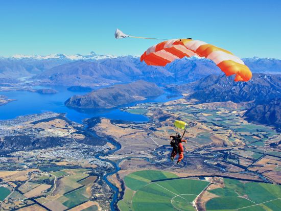 絶景スカイダイビング☆ニュージーランドの大自然を上空から観察！最大時速200kmで爽快感抜群＜英語ガイド／ワナカ発＞