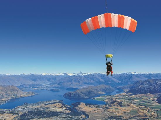 絶景スカイダイビング☆ニュージーランドの大自然を上空から観察！最大時速200kmで爽快感抜群＜英語ガイド／ワナカ発＞