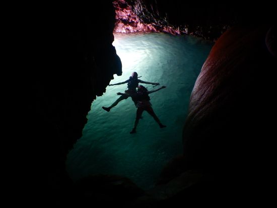 ビーチエントリーパンプキン鍾乳洞ツアー カヤックを漕いでパンプキン鍾乳洞を探検♪ウミガメシュノーケリングとのセットプランあり◎ ＜半日／ツアー写真込み／宮古島＞