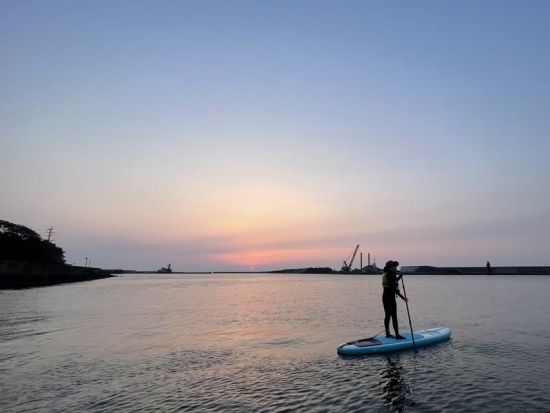 【貸切＆送迎付き】早朝SUPツアー 日の出に合わせて4:30～7:30の時間帯で優雅に安房川をSUPでクルージング ＜3～11月＞ by 屋久島ガイドツアー