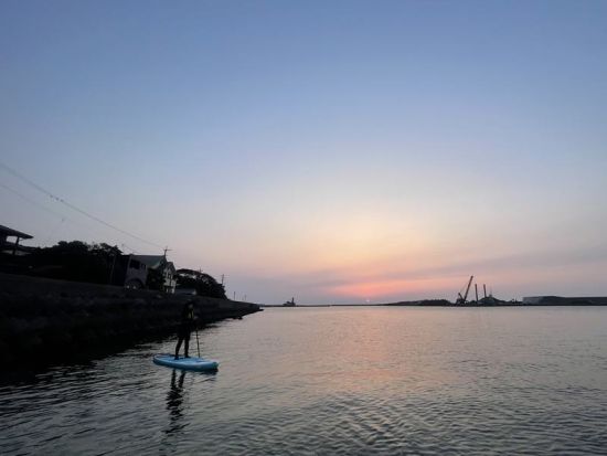 【貸切＆送迎付き】早朝SUPツアー 日の出に合わせて4:30～7:30の時間帯で優雅に安房川をSUPでクルージング ＜3～11月＞ by 屋久島ガイドツアー