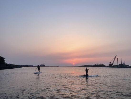 【貸切＆送迎付き】早朝SUPツアー 日の出に合わせて4:30～7:30の時間帯で優雅に安房川をSUPでクルージング ＜3～11月＞ by 屋久島ガイドツアー