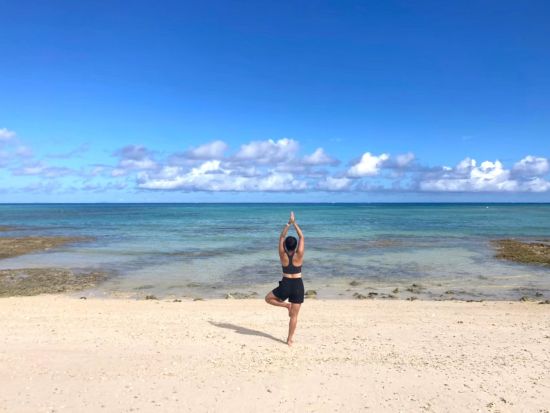 ビーチヨガ体験 透明度抜群の美しい海を目の前に心身を整えよう 贅沢なリラックス体験を＜約45分～90分／送迎可／久米島＞