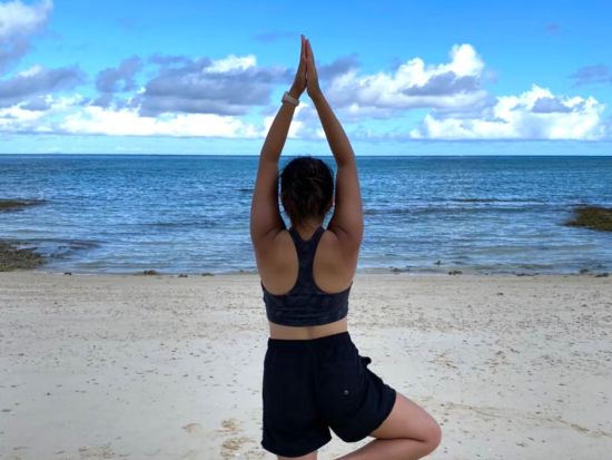 ビーチヨガ体験 透明度抜群の美しい海を目の前に心身を整えよう 贅沢なリラックス体験を＜約45分～90分／送迎可／久米島＞